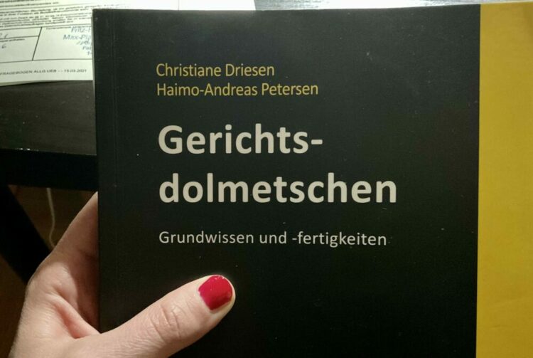 Buchcover des Fachbuchs Gerichtsdolmetschen von Christiane Driesen